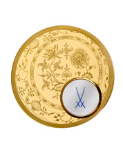Einzigartige Goldmünze mit einem handgefertigten Meissener Porzellanknopf „Gekreuzte Schwerter“. Das Design präsentiert die zeitlose Schönheit des ikonischen Meissener „Onoin“-Musters, bekannt für seine eleganten floralen und botanischen Motive.