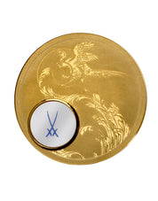 Einzigartige Goldmünze mit einem handgefertigten Meissener Porzellanknopf. „Gekreuzte Schwerter“-Motiv. Anmutiges Vogelmotiv aus der Kollektion „Mystic Maison“, das den Charme der Natur und die Fertigkeit zeitloser Handwerkskunst einfängt.