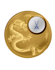 Einzigartige Goldmünze mit einem handgefertigten Meissener Porzellanknopf. „Gekreuzte Schwerter“-Motiv. Eines der bekanntesten Motive in der Geschichte von Meissen. Der Goldene Drache ist ein Symbol für Reichtum, Glück und einer strahlenden Zukunft.
