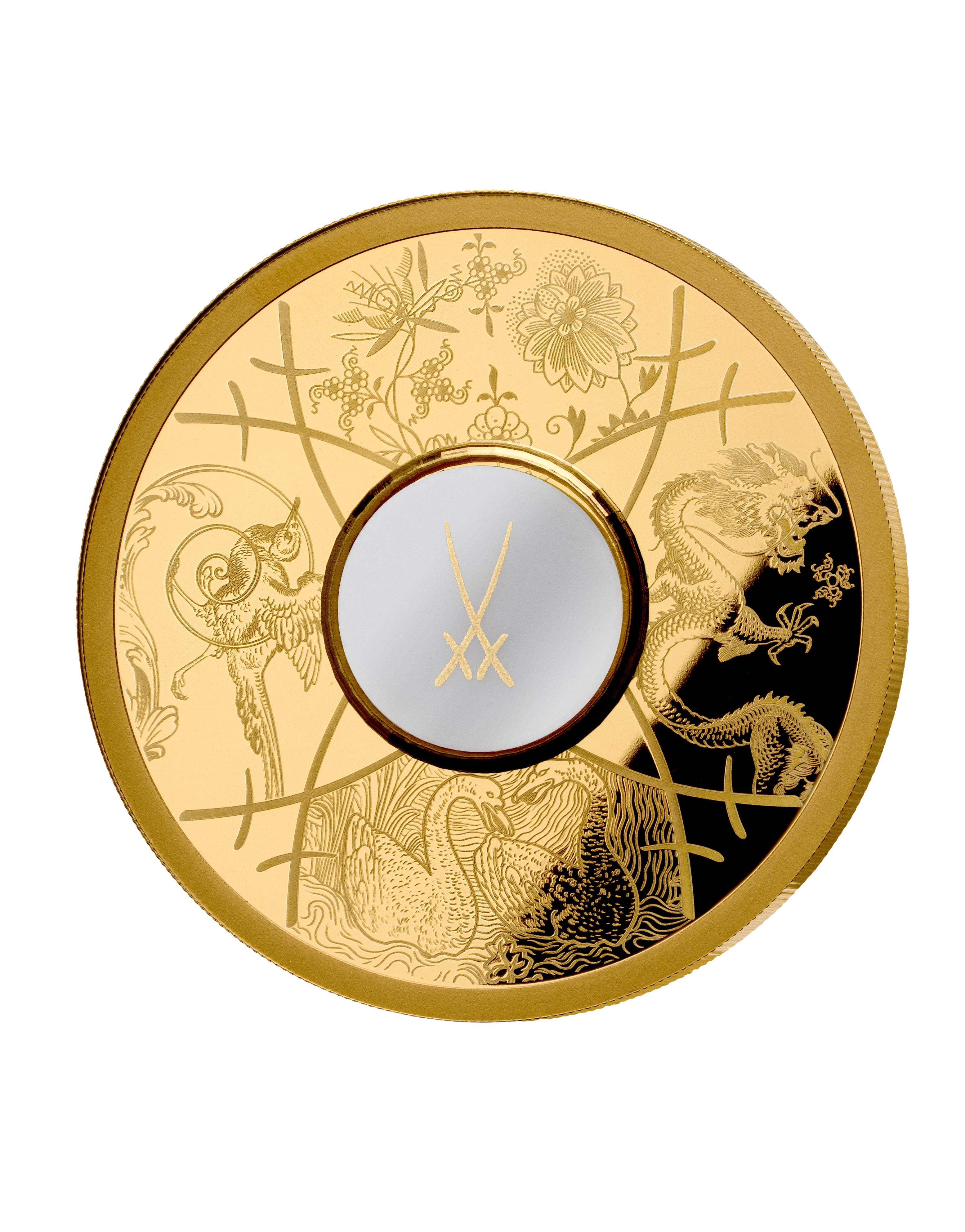 Vergoldete Silbermünze mit „Crossed Swords“ feiert 315 Jahre Porzellan Herstellung in Meissen. Die Münze ist in 4 Teile durch die Gekreuzte Schwertlinien und die kultigsten Muster von Meissen unterteilt. Es sind seltene goldene Schwerter auf der Porzellanknopf abgebildet.