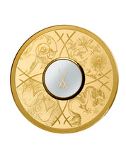 Goldene Münze mit „Crossed Swords“ feiert 315 Jahre Porzellan Herstellung in Meissen. Die Münze ist in 4 Teile durch die Gekreuzte Schwertlinien und die kultigsten Muster von Meissen unterteilt. Es sind seltene goldene Schwerter auf der Porzellanknopf abgebildet.