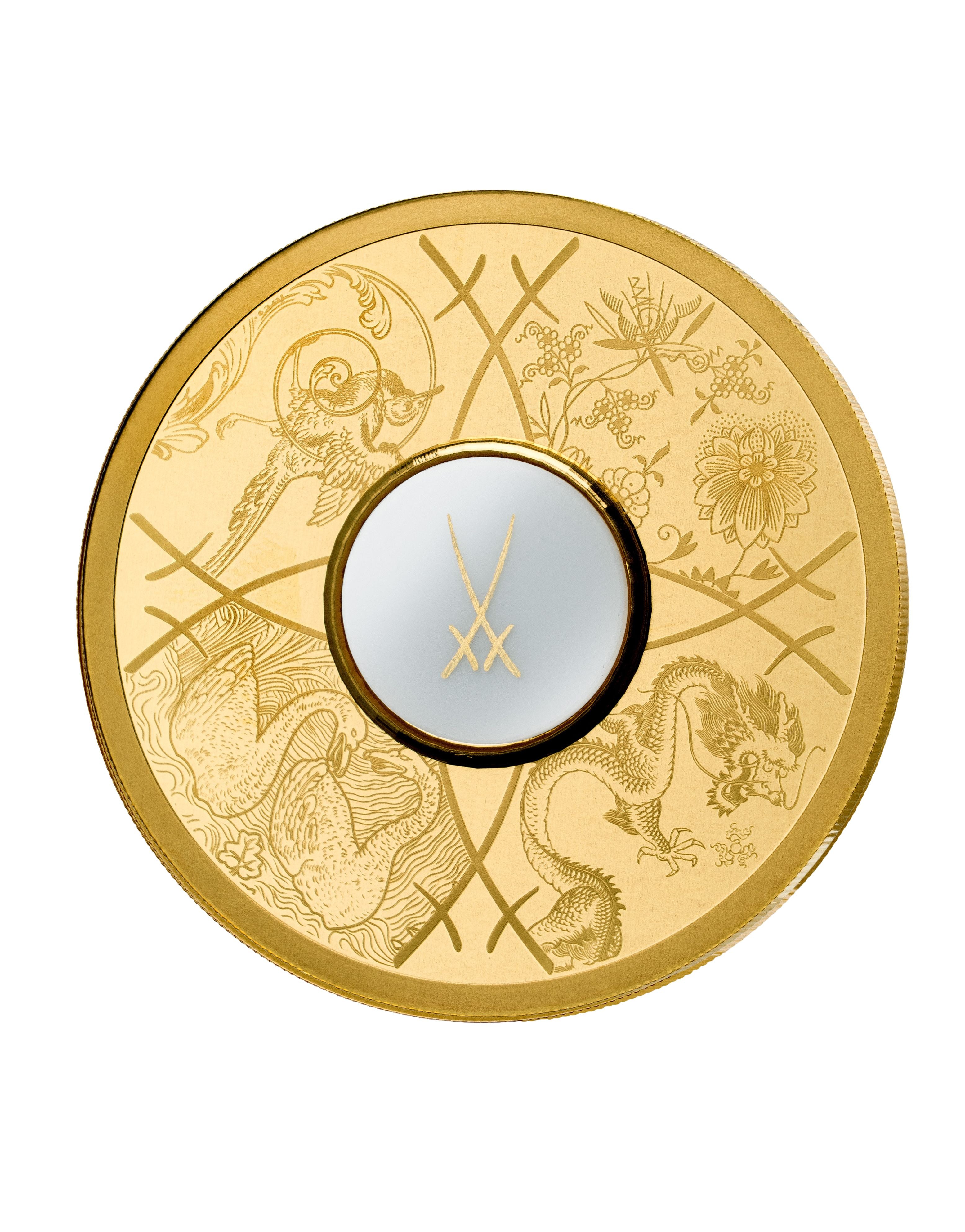 Goldene Münze mit „Crossed Swords“ feiert 315 Jahre Porzellan Herstellung in Meissen. Die Münze ist in 4 Teile durch die Gekreuzte Schwertlinien und die kultigsten Muster von Meissen unterteilt. Es sind seltene goldene Schwerter auf der Porzellanknopf abgebildet.