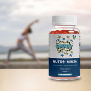 NUTRI NINJA Ashwaganda und Vitamin B6 Gummies, 60 vegane, zuckerfreie rote Gummibärchen in durchsichtigem Kunststoffbehälter mit weißem Deckel; auf einem Tisch, im Hintergrund eine Frau, die sich dehnt;
