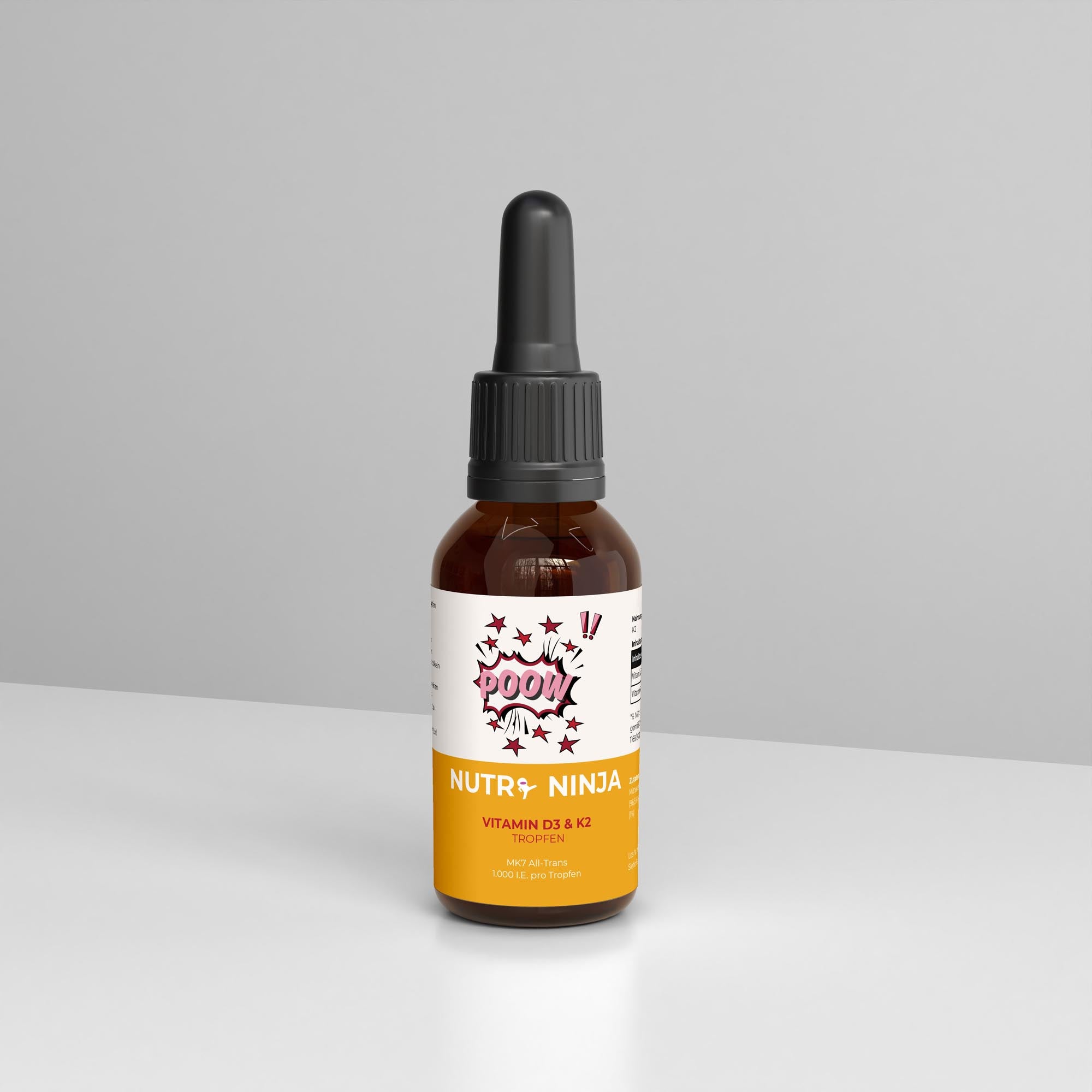 Braune Tropfflasche mit schwarzem Deckel, Vitamin D3 & K2 Tropfen von Nutri Ninja mit Comic-Schriftzug 'POOW' auf dem Etikett