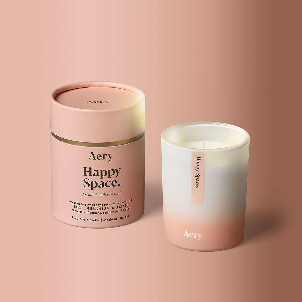 Aery Happy Space Duftkerze aus Sojawachs mit Rosenduft, Geranium und Amber, in rosa-beiger Verpackung und Glas;