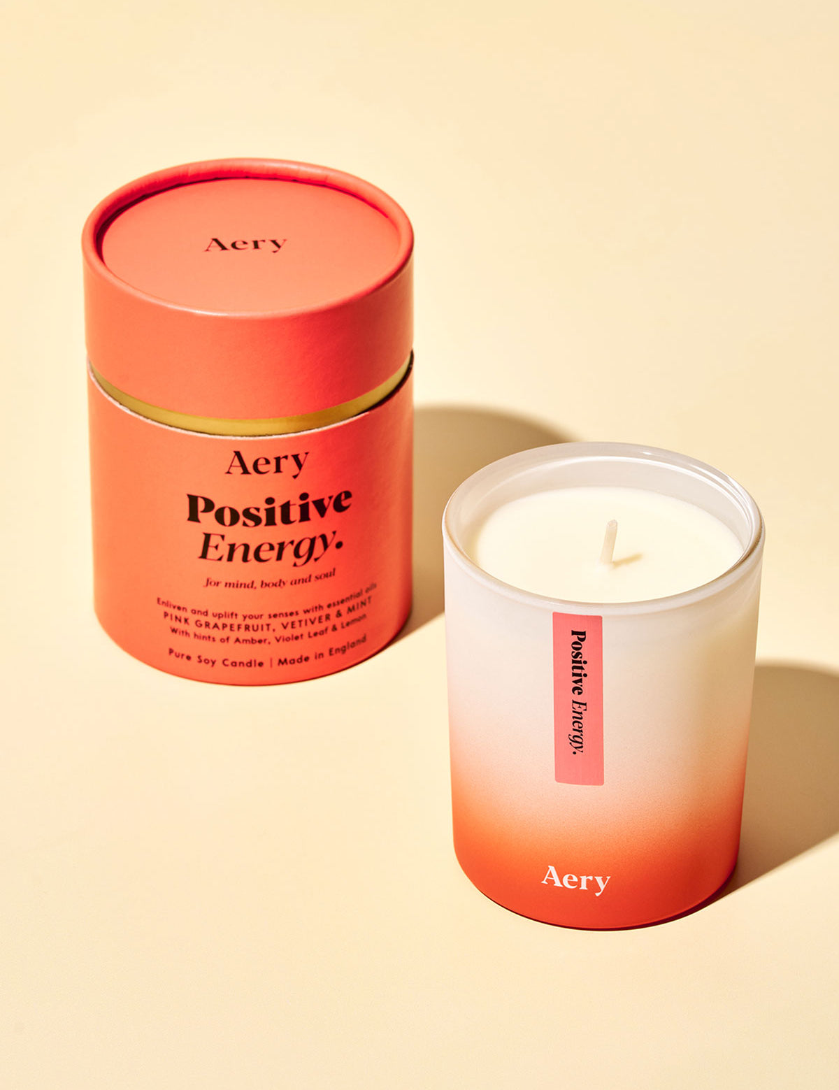 Aery Aromatherapie-Kerze 'Positive Energy' in weiß-orangem Glas mit passender runder Verpackung;