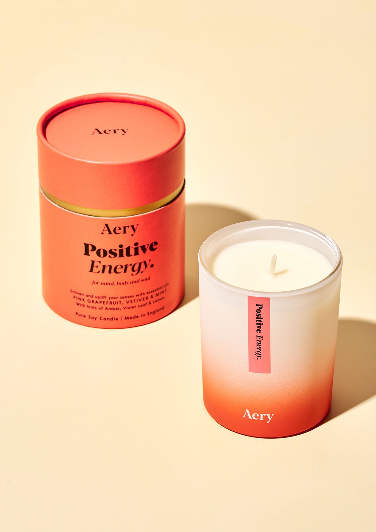Aery Aromatherapie-Kerze 'Positive Energy' in weiß-orangem Glas mit passender runder Verpackung;