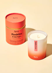 Aery Aromatherapie-Kerze 'Positive Energy' in weiß-orangem Glas mit passender runder Verpackung;