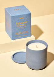Aery Duftkerze 'Japanese Garden' in blauem Keramikgefäß mit passendem Deckel und blauer Verpackung mit goldener Schrift;