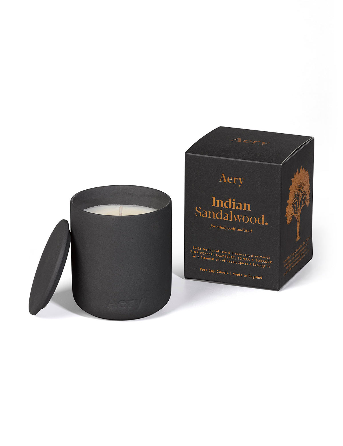 Aery Duftkerze 'Indian Sandalwood' in dunklem Keramikgefäß mit passendem Deckel und Verpackung mit Baumillustration;