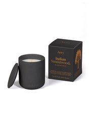 Aery Duftkerze 'Indian Sandalwood' in dunklem Keramikgefäß mit passendem Deckel und Verpackung mit Baumillustration;