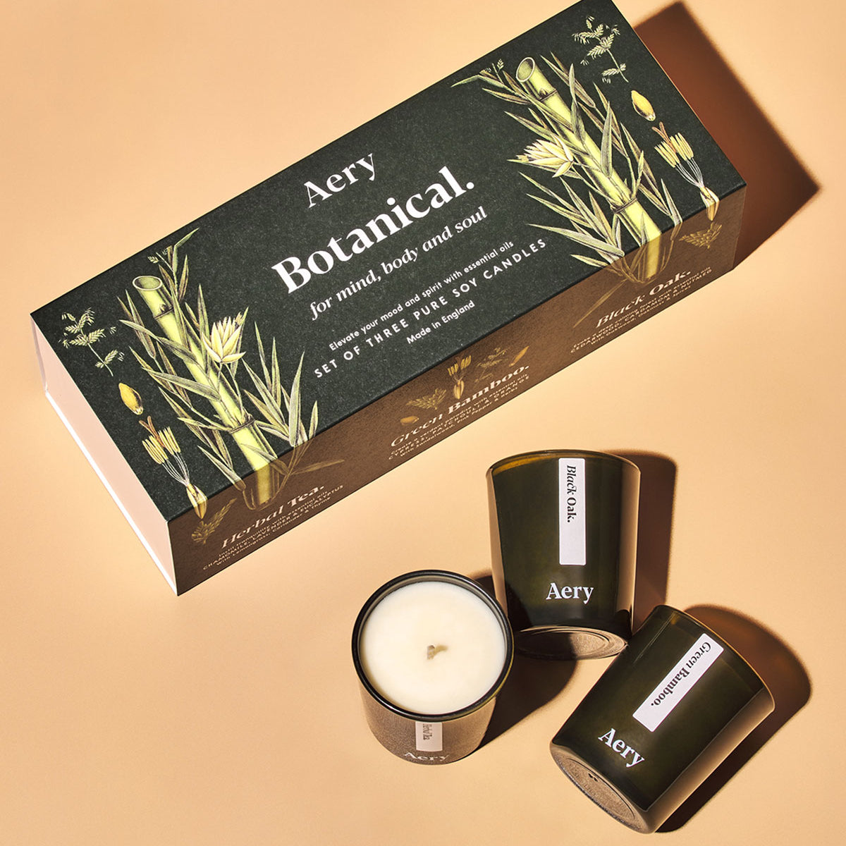 Aery Botanical Geschenkset mit drei grünen Kerzen in Glasbehältern und Verpackung mit Pflanzenillustrationen;