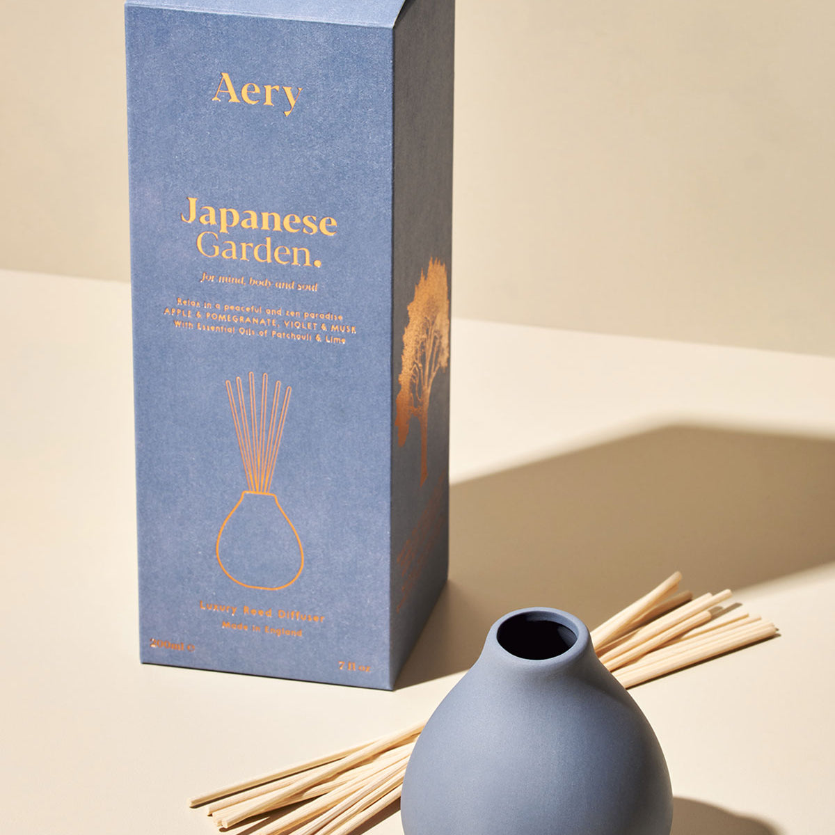 Blauer Aery Japanese Garden Duftdiffusor mit Holzstäbchen und Verpackung mit goldener Schrift;