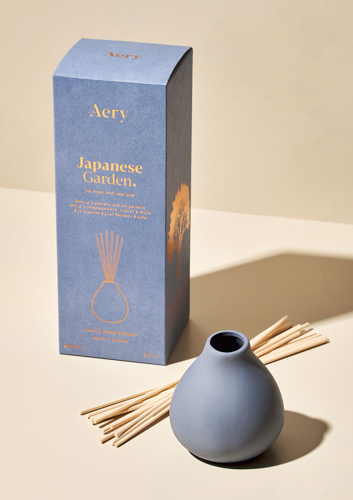 Blauer Aery Japanese Garden Duftdiffusor mit Holzstäbchen und Verpackung mit goldener Schrift;
