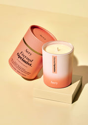 Aery Aromatherapy Duftkerze 'Eternal Optimist' in rosa-weißem Glas mit passender runder Verpackung;