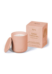Aery Duftkerze Aztec Tuberose in mattem rosa Keramikgefäß mit passendem Deckel und Verpackung mit Baumillustration;