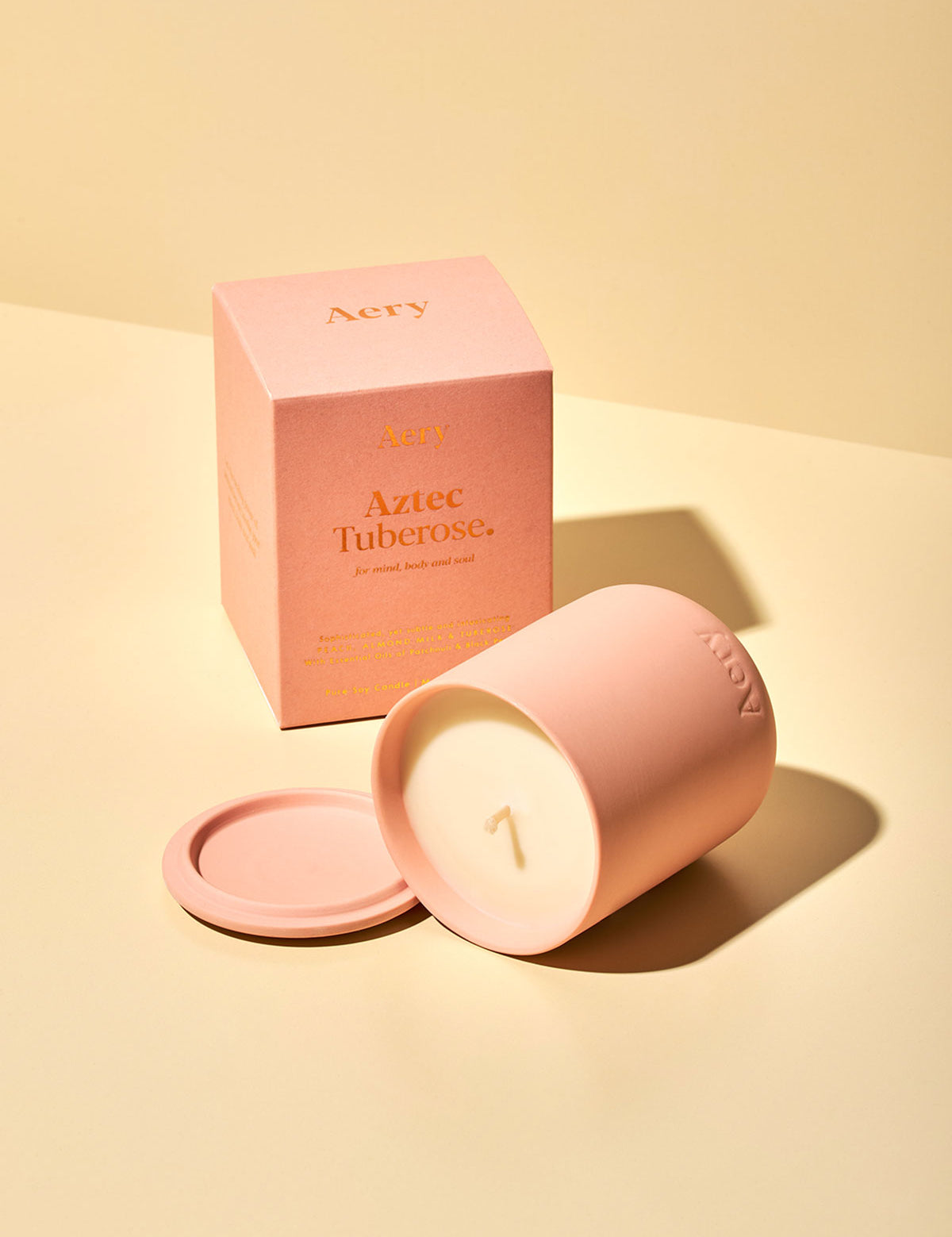 Rosa Kerze mit Deckel und Verpackung, Marke Aery, Duft Aztec Tuberose, minimalistisch gestaltet;