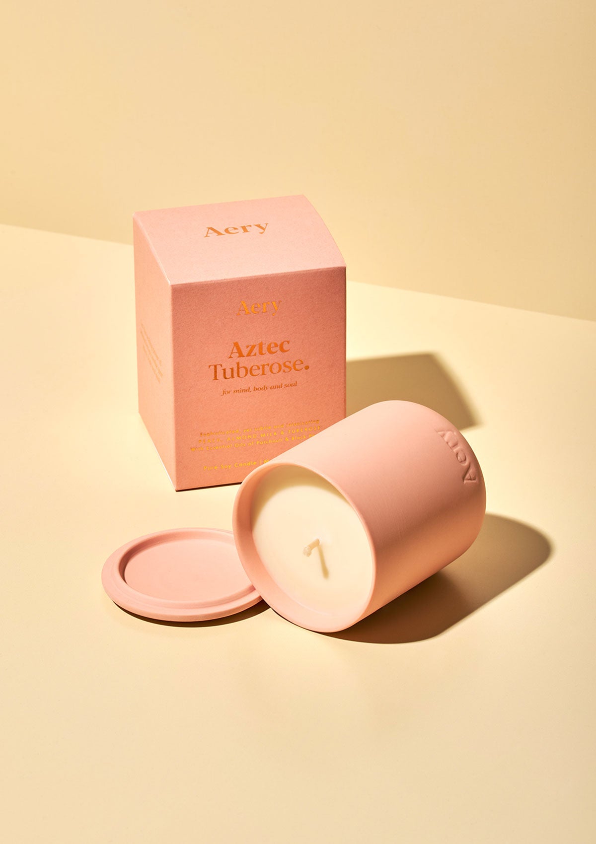 Rosa Kerze mit Deckel und Verpackung, Marke Aery, Duft Aztec Tuberose, minimalistisch gestaltet;