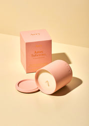 Rosa Kerze mit Deckel und Verpackung, Marke Aery, Duft Aztec Tuberose, minimalistisch gestaltet;