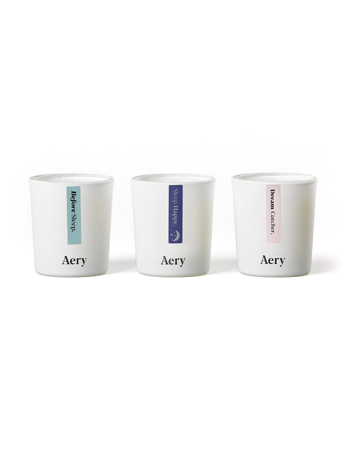 Drei weiße Aromatherapie-Kerzen von Aery mit den Düften 'Before Sleep', 'Sleep Happy' und 'Dream Catcher';