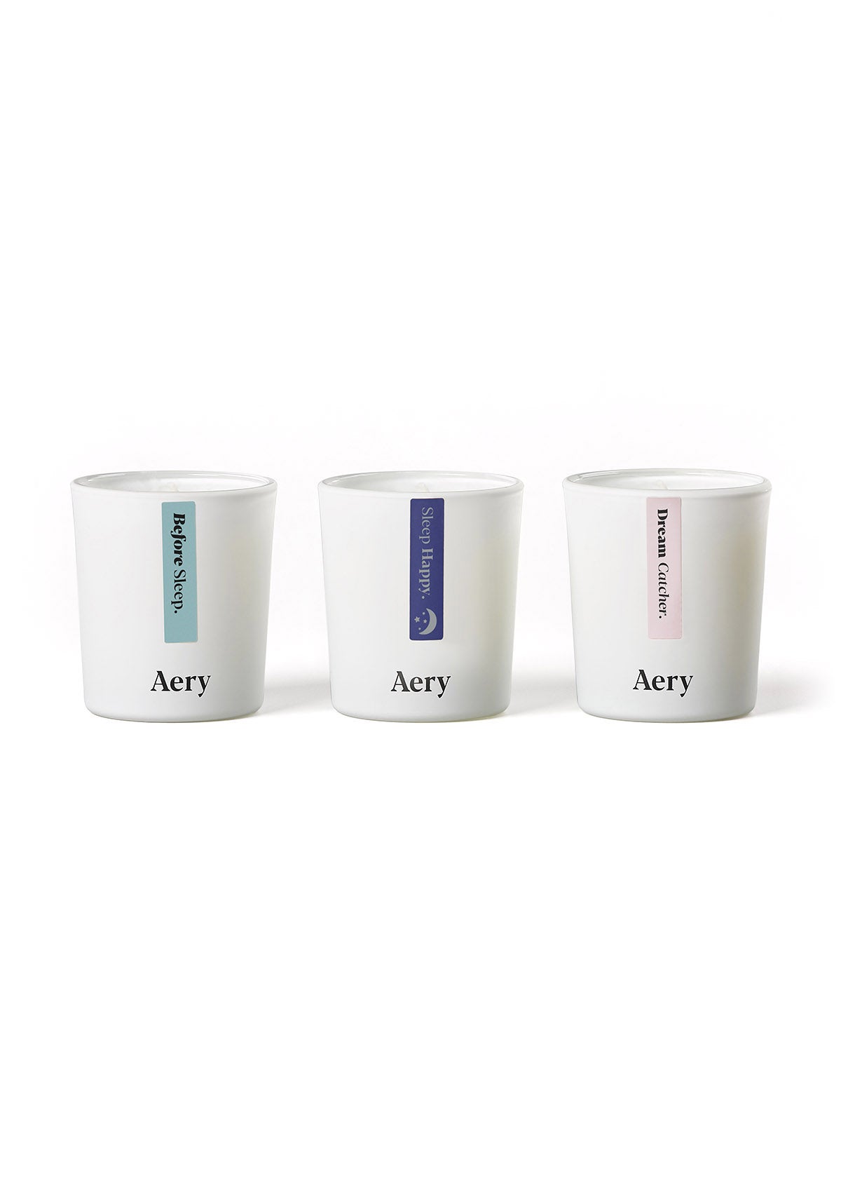 Drei weiße Aromatherapie-Kerzen von Aery mit den Düften 'Before Sleep', 'Sleep Happy' und 'Dream Catcher';