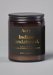 Braune Duftkerze im Glas mit schwarzem Deckel, Marke Aery, Duft 'Indian Sandalwood' mit Noten von Pfeffer, Himbeere, Tonka und Tabak;