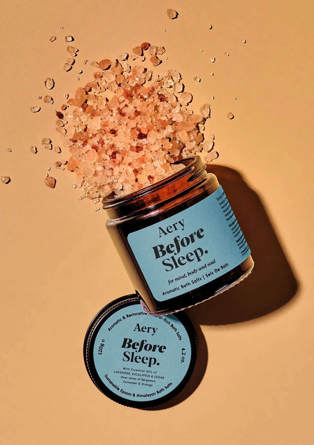 Glas mit Aery Before Sleep Aromatherapie-Badesalz, 120 g, mit Lavendel, Bergamotte und Zedernholz, Badesalz rieselt aus dem offenen Glas;