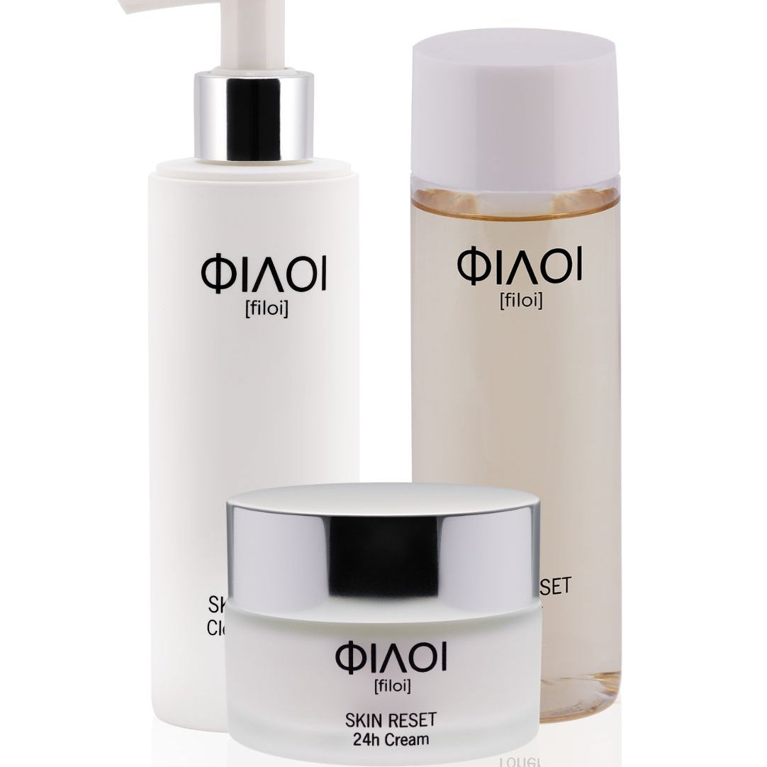 Drei Hautpflegeprodukte von Filoi: weiße Lotion mit Pumpspender, transparente Flasche mit weißem Deckel, weiße Creme im Tiegel mit silbernem Deckel;