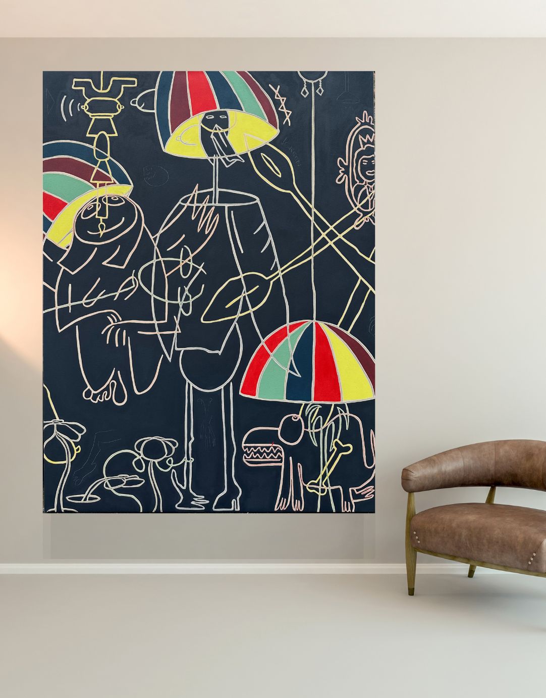 Abstrakte Linienzeichnung von Figuren und Tieren mit bunten Regenschirmen auf dunklem Hintergrund, an einer Wand, daneben ein brauner Ledersessel;