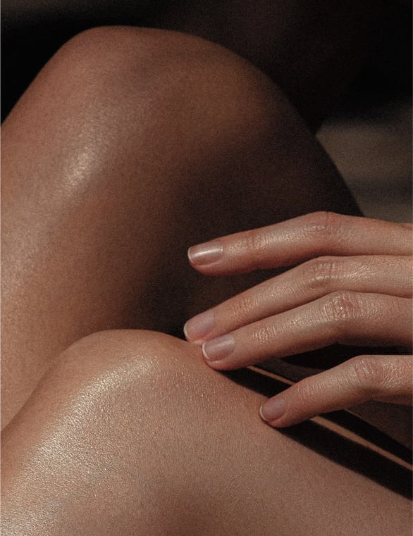 Knie_und_Hand_mit_samtiger_haut.jpg