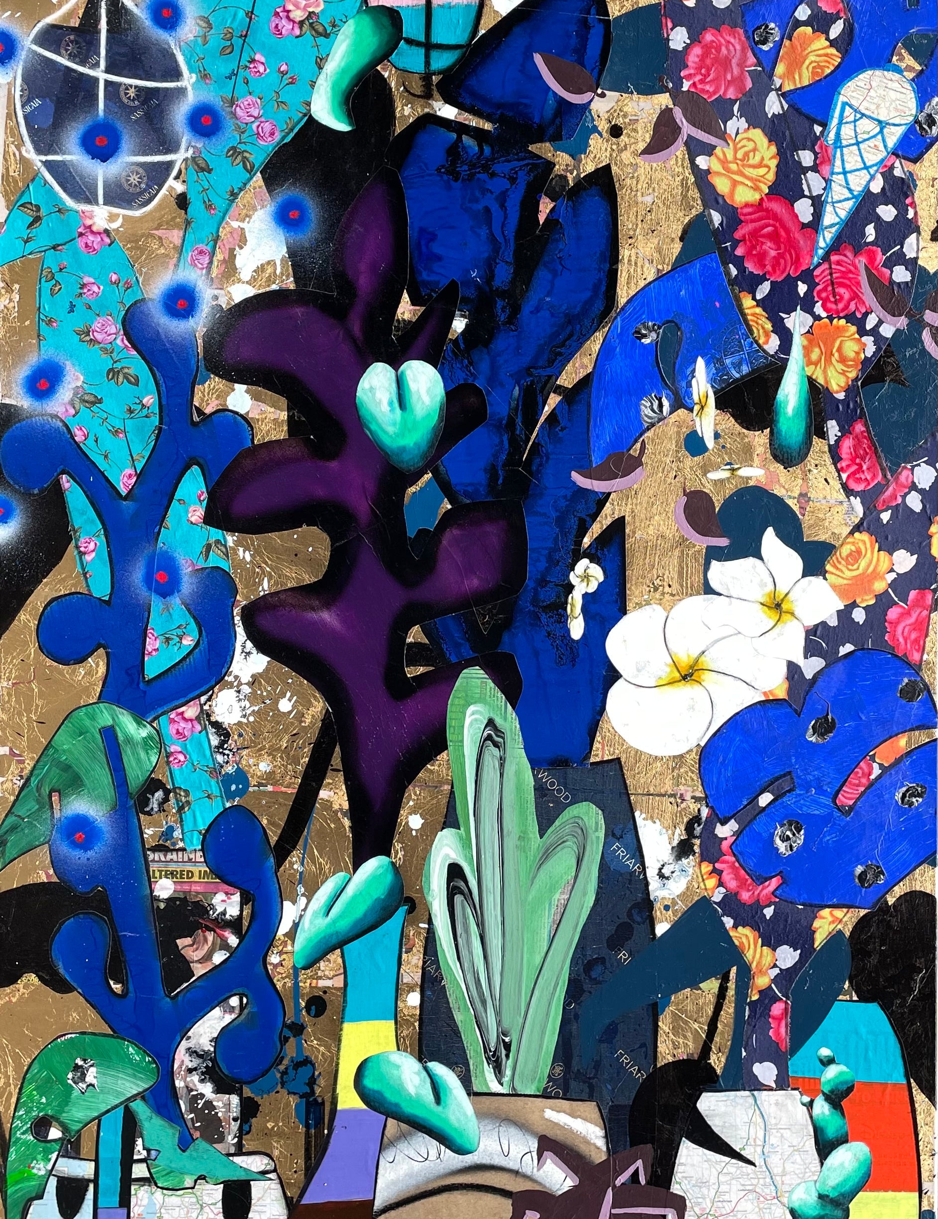 Bunte abstrakte Collage mit blauen und grünen Pflanzenformen, weißen Blüten und goldfarbenem Hintergrund;