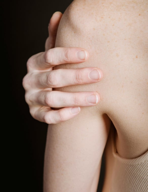 Schulter_und_Hand_einer_Frau.jpg