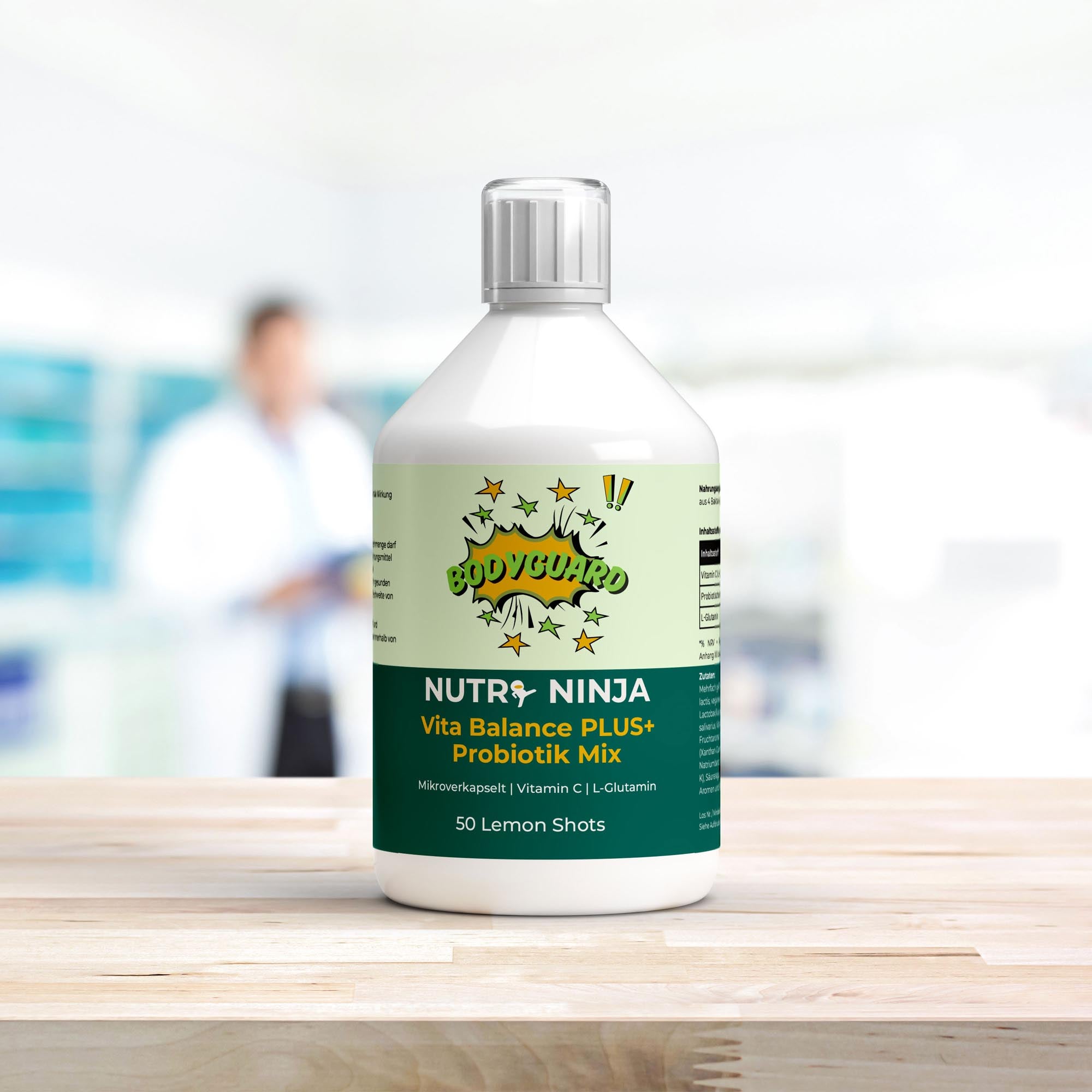 Flasche Bodyguard Nutro Ninja Vita Balance PLUS+ Probiotik Mix mit 50 Lemon-Shots auf einem Holztisch;