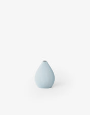 Kleine Vase mit ballonförmiger, gerippter Oberfläche in Hellblau;