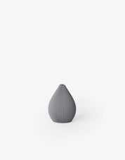 Kleine Vase mit ballonförmiger, gerippter Oberfläche in Grau;