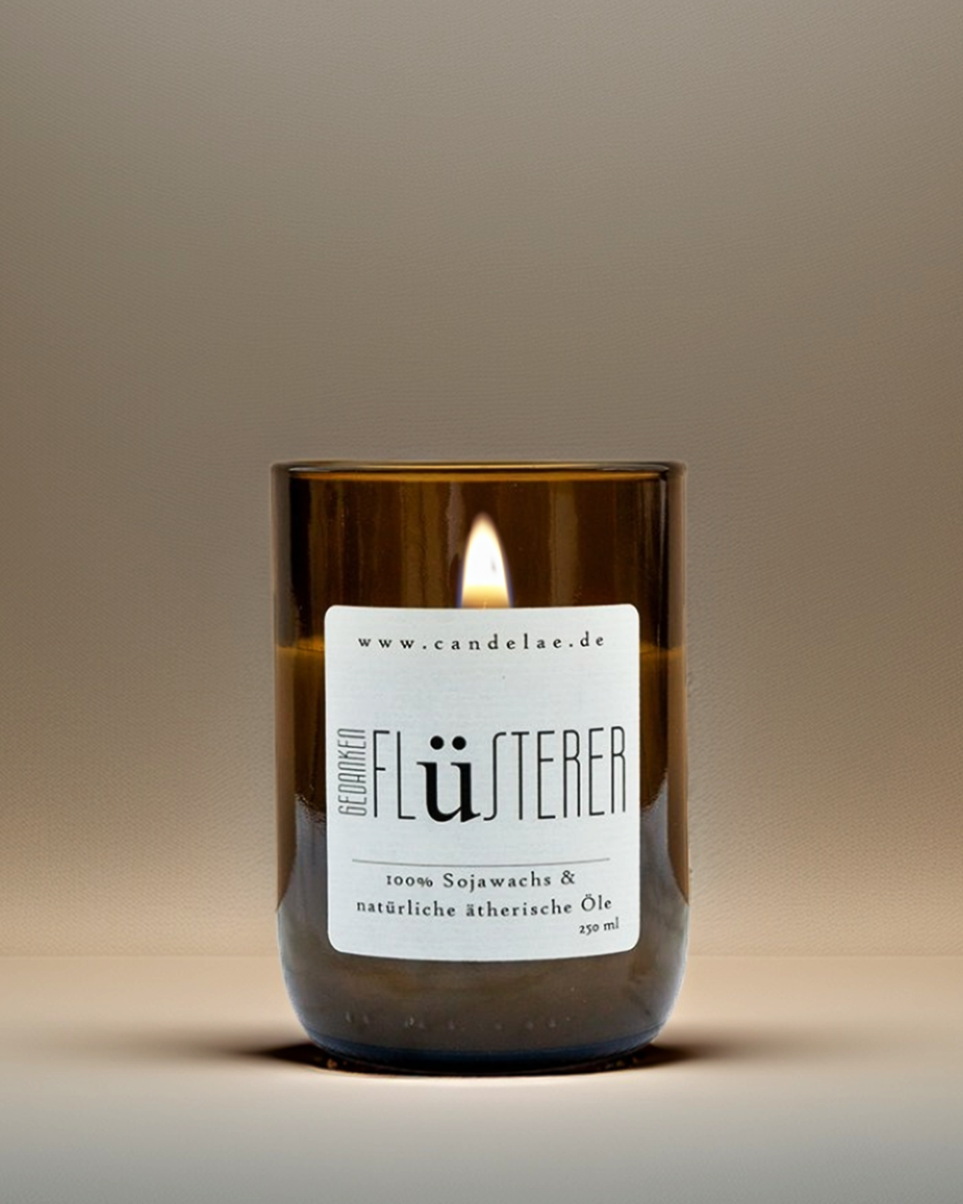 candelae-gedankenfluesterer-duftkerze-sojawachs-weinflaschen-glas-250ml.png