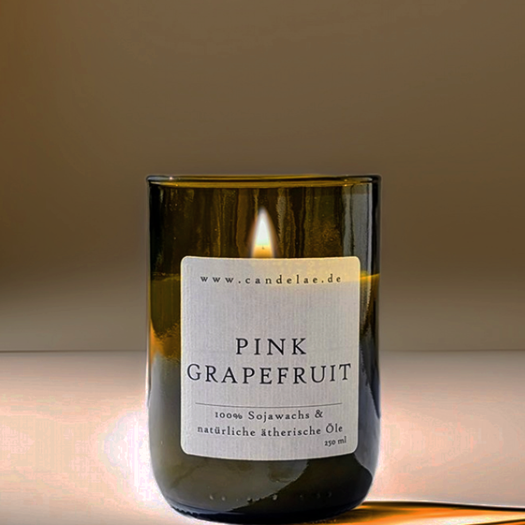 candelae-pink-grapefruit-duftkerze-sojawachs-upcycling-weinflaschen-glas-250ml.png