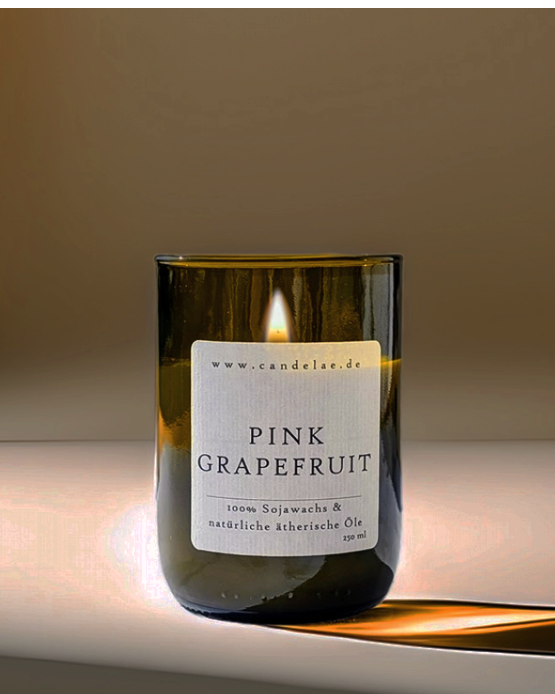 candelae-pink-grapefruit-duftkerze-sojawachs-upcycling-weinflaschen-glas-250ml.png