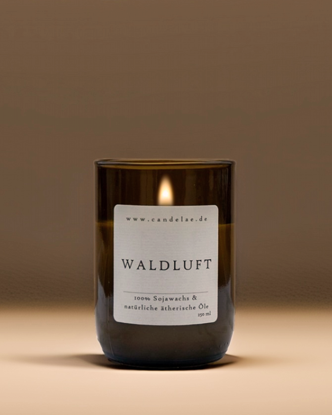 candelae-waldluft-duftkerze-sojawachs-recycelte-weinflasche-250ml-studio.png