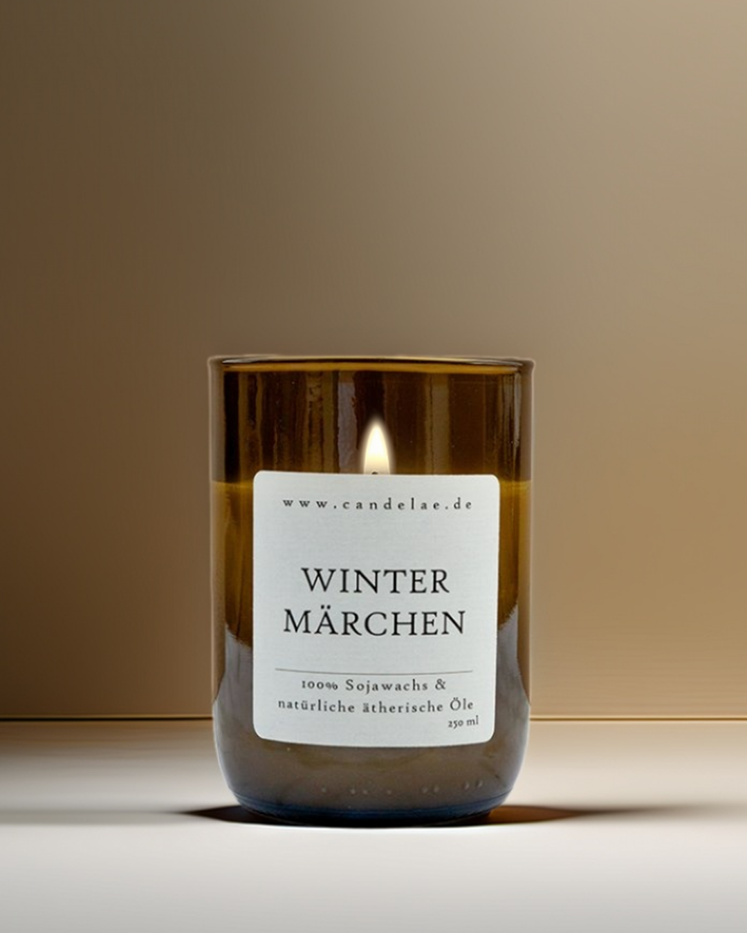 candelae-wintermaerchen-vegan-duftkerze-sojawachs-250ml-weinflaschen-glas.png