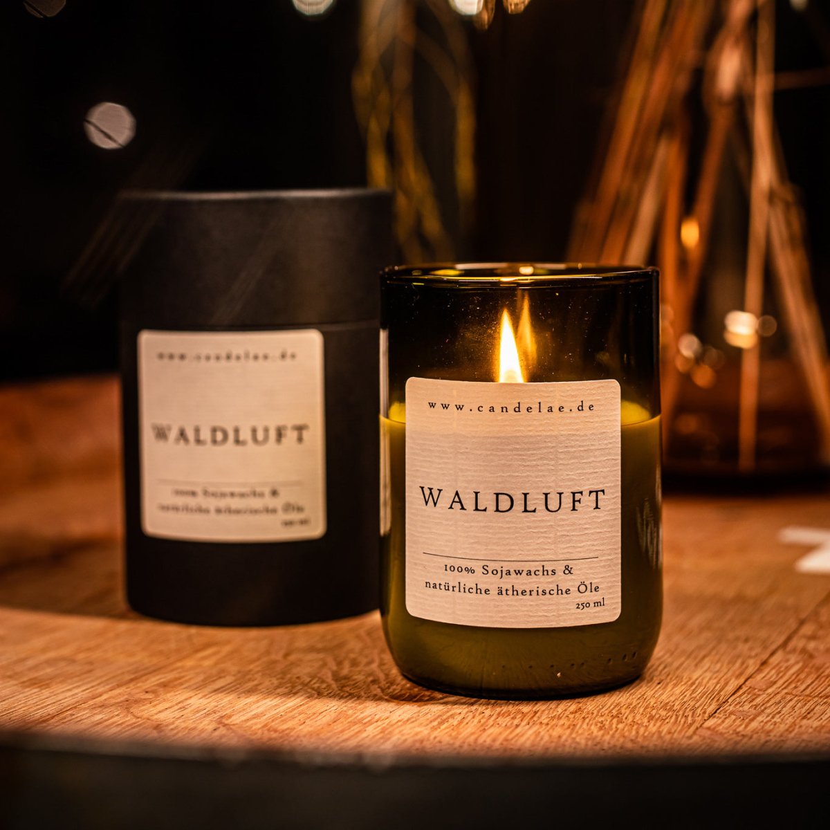 duftkerze-waldluft-handgefertigt-aus-recycelter-weinflasche-sojawachs-naturlichen-atherischen-olen-663834.jpg