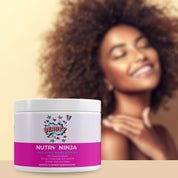 NUTRI NINJA Haut Haare Nägel Komplex mit Hyaluronsäure, Vitaminen A, C, D3, Zink und Selen, Dose mit weißem Deckel; im Hintergrund unscharf eine Frau mit lockigem, schwarzen Haar;