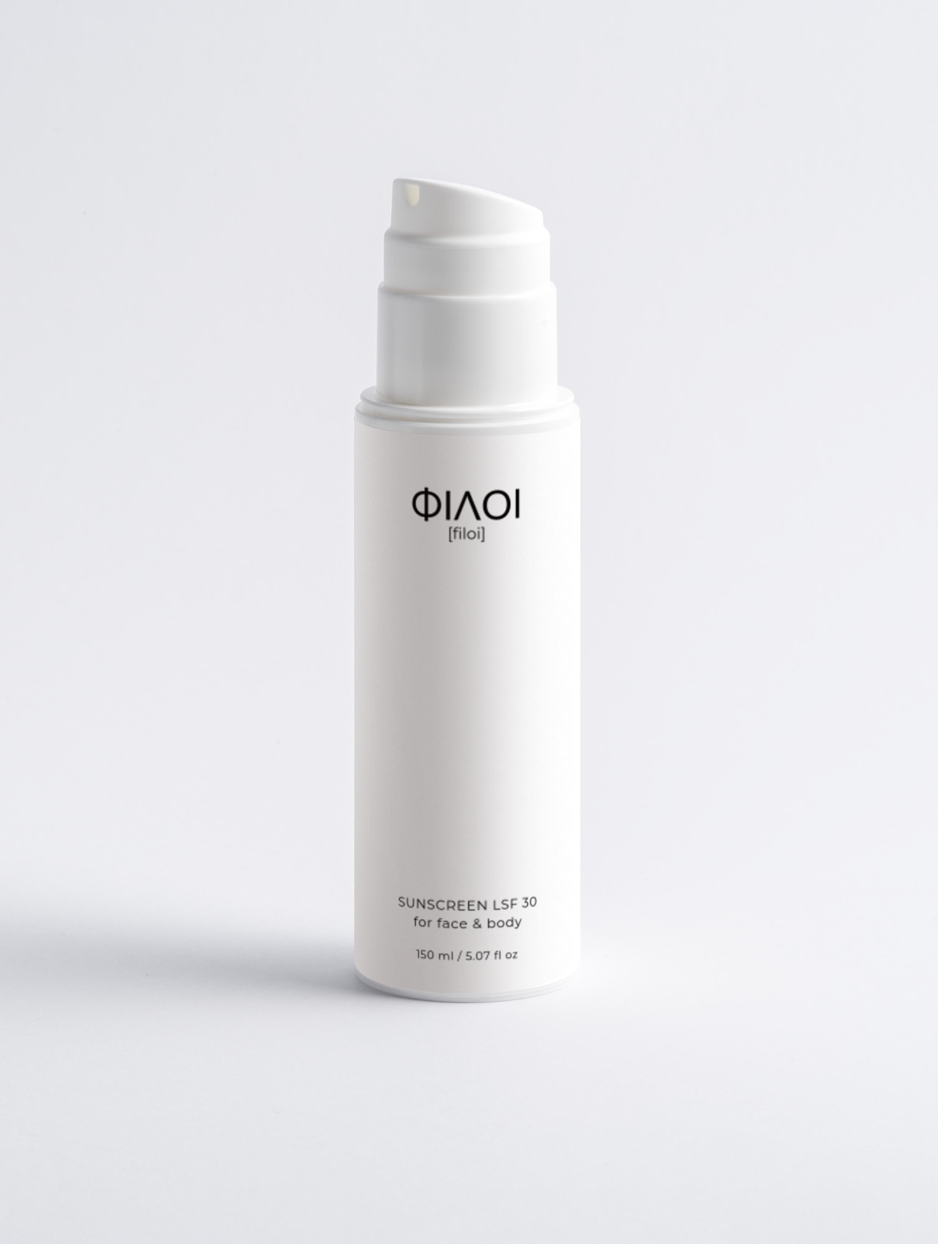 Weißer Pumpspender mit der Aufschrift 'ΦΙΛΟΙ [filoi]' und 'Sunscreen LSF 30 für Gesicht und Körper, 150 ml';