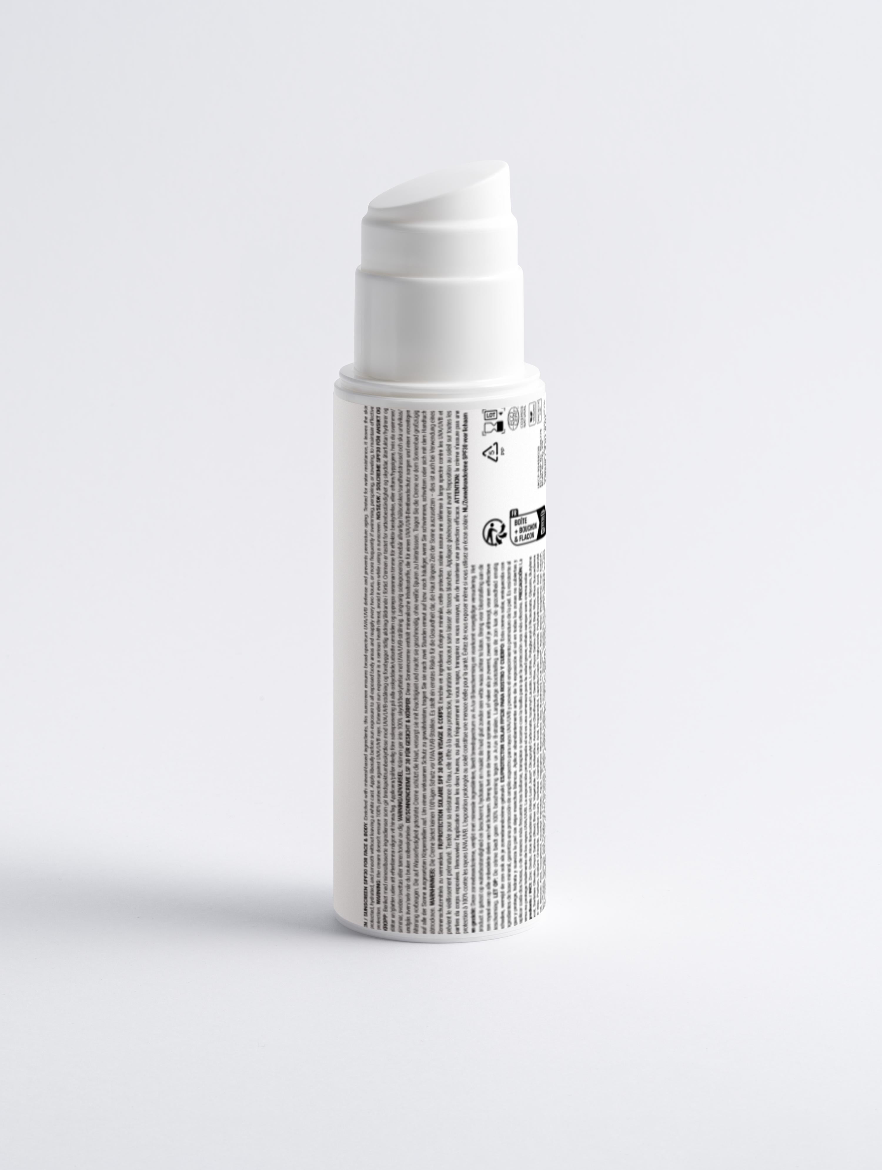 Weiße Kunststoffflasche mit Pumpspender und kleinem Text auf der Rückseite;