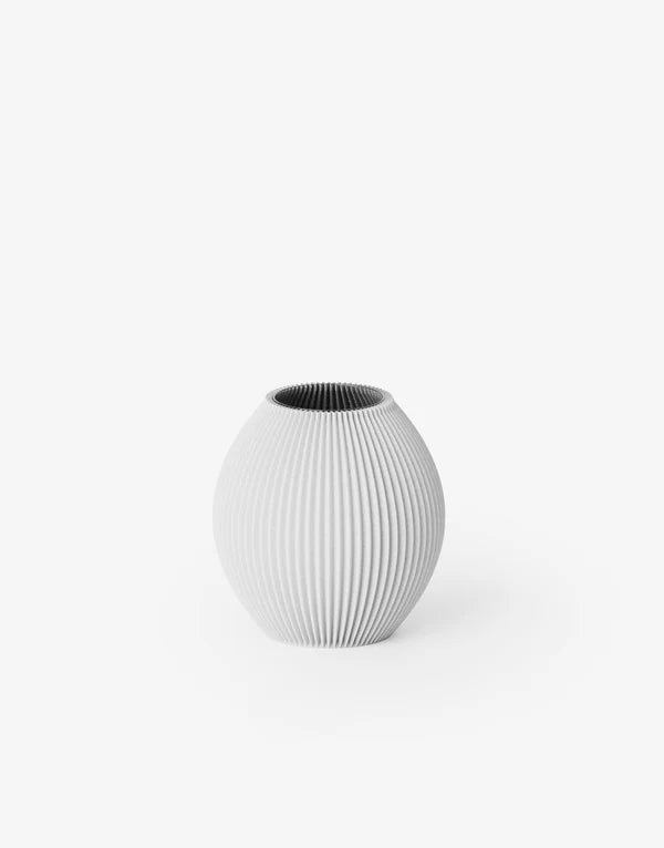 Kugelförmige Vase mit gerippter Oberfläche in Weiß;