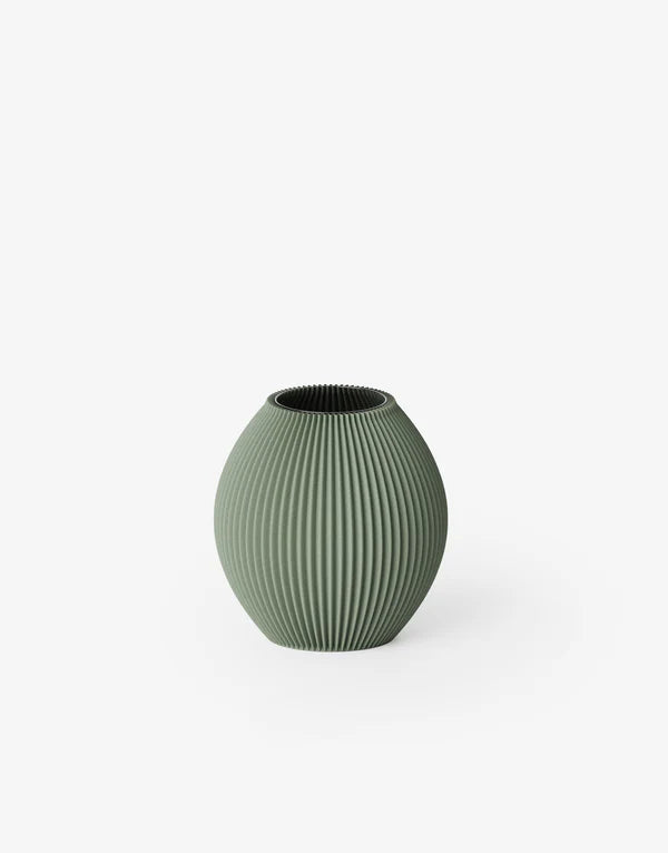 Kugelförmige Vase mit gerippter Oberfläche in Dunkelgrün;