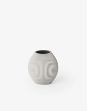Kugelförmige Vase mit gerippter Oberfläche in Hellgrau;