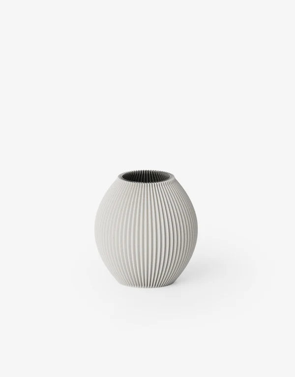 Kugelförmige Vase mit gerippter Oberfläche in Hellgrau;