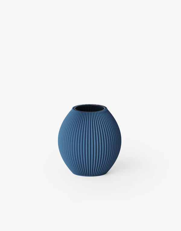 Kugelförmige Vase mit gerippter Oberfläche in Blau;
