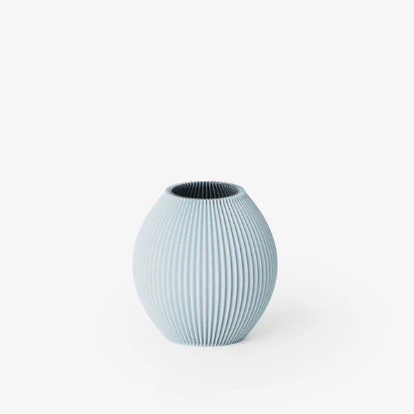 Kugelförmige Vase mit gerippter Oberfläche in Hellblau;